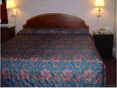 Wagon Wheel Inn Lenox Bagian luar foto